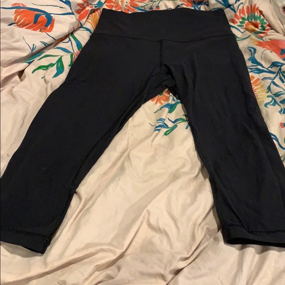 LULULEMON ALIGN. Cropped black pants
